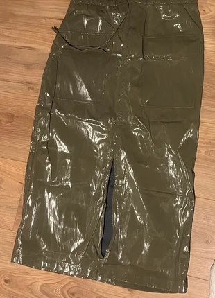 Jupe Zara cirée kaki, marque: Zara, état: Très bon état, taille: L / 40 / 12, 7,00 €, 8,05 € Protection acheteurs incluse