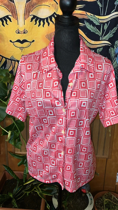 Vintage red large polyester geometric short sleeve button up blousd 1