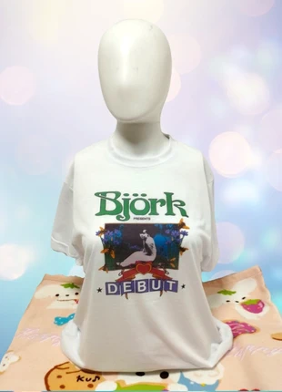 Björk Debut 🌿 Camiseta Blanca con Estampado Floral, merk: Local, staat: Heel goed, maat: M / 38 / 10, € 28,00, € 30,10 inclusief Kopersbescherming