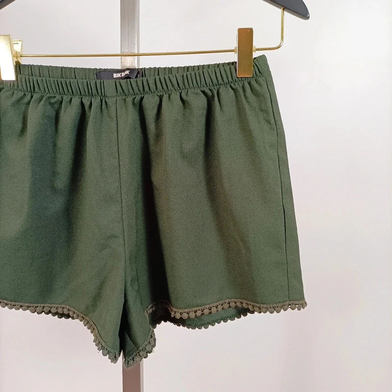 Short vert kaki Bik Bok en maille légère – taille S, détails festonnés à la base A1064 - photo numéro 2