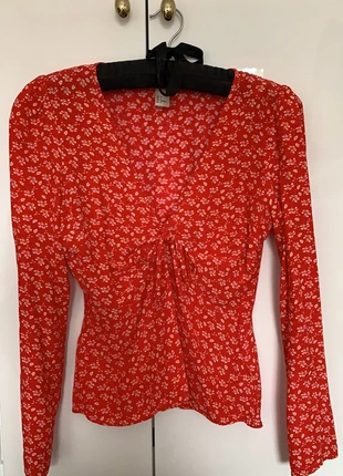 Blouse rouge à fleurs , marke: H&M, zustand: Sehr gut, größe: XS / 34 / 6, 8,00 €, 9,10 € inklusive Vinted-Käuferschutz
