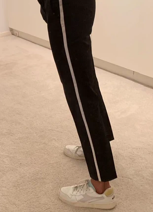 Pantalon cigarette noir bande blanche de chaque côté Zara Woman Tm, marque: Zara Woman, état: Très bon état, taille: M / 38 / 10, 9,00 €, 10,15 € Protection acheteurs incluse