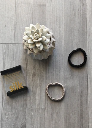 🎀 Lot de 2 Chouchous en soie 💖 L’accessoire premium indispensable pour des boucles sublimées, merk: SOIE, staat: Nieuw met prijskaartje, € 9,00, € 10,15 inclusief Kopersbescherming