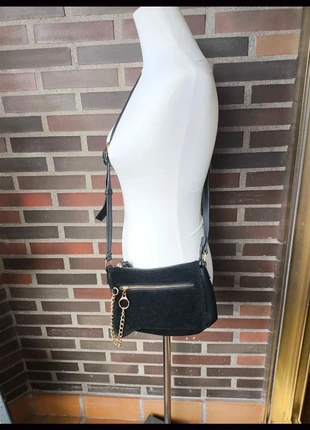 Bolso bandolera negro de ante sintético con cadena dorada, marca: El Corte Inglés, estado: Muito bom, €18.00, €19.60 inclui Proteção do Comprador