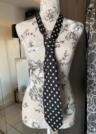 Cravate couleur noir à pois blancs, marque: Artesie, état: Bon état, 2,00 €, 2,80 € Protection acheteurs incluse