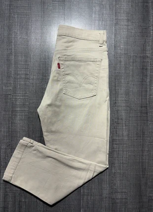 Jeans court/ pantacourt Femme Levi’s - coupe Slim - beige/ crème - taille 38, marke: Levi's, zustand: Sehr gut, größe: M / 38 / 10, 13,90 €, 15,30 € inklusive Vinted-Käuferschutz