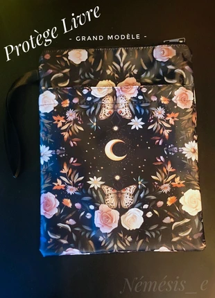 Housse / Pochette Protège Livre - Grand modèle 🖤 Modèle Moon N, marque: Moonchild, état: Neuf sans étiquette, 14,00 €, 15,40 € Protection acheteurs (Pro) incluse