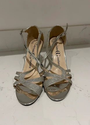 Nus pieds habillés argentés et brillants 37, merk: Cayetano Gimenez, staat: Heel goed, maat: 37, € 23,00, € 24,85 inclusief Kopersbescherming