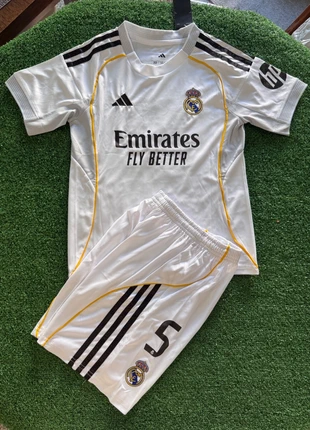 Conjunto criança Real Madrid Bellingham 5, staat: Nieuw met prijskaartje, maat: 9 jaar / 134 cm, € 32,00, € 34,30 inclusief Kopersbescherming