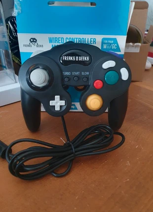 Manette filaire Game Cube / Wii noire Freaks geeks, brand: freaks geeks, condizioni: Nuovo senza cartellino, €13.00, €14.35 include la Protezione acquisti