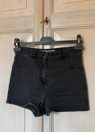 Shorts jeans neri corti Brandy Melville - Black denim shorts Melville - Short jean noir, marque: Brandy Melville, état: Très bon état, taille: XS / 34 / 6, 3,00 €, 3,85 € Protection acheteurs incluse