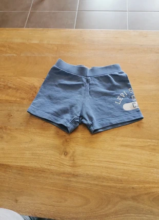 Short Levi's bleu , marque: Levi's, état: Bon état, taille: 18-24 mois / 86 cm, 15,00 €, 16,45 € Protection acheteurs incluse