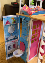 Barbie la maison transportable + 1 poupée + 17 accessoires HDC48