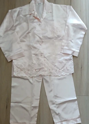 Prachtige zacht poeder roze satijn/ satin pyjama met lange broek, merk: H.D.L.D. Natural Selection, staat: Heel goed, maat: L / 40 / 12, € 12,50, € 13,83 inclusief Kopersbescherming