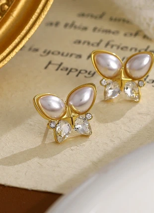 18K Gilded Butterfly Stud Earrings – Zircon & Faux Pearl, 925 Silver Posts, merk: Parminous, staat: Nieuw met prijskaartje, € 14,90, € 16,35 inclusief Kopersbescherming Pro