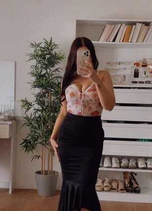 Eleganter schwarzer Midi-Rock mit Volant-Saum – Figurbetont & feminin, merk: Boho Chic, staat: Heel goed, maat: S / 36 / 8, € 8,00, € 9,10 inclusief Kopersbescherming