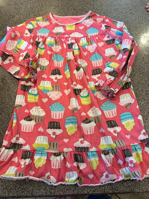 Girls M nightgown 1