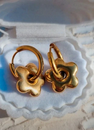 Boucles d'oreilles à anneaux moyens et fleurs pleines dorées - Acier inoxydable, merk: Vintage Dressing, staat: Heel goed, € 11,00, € 12,25 inclusief Kopersbescherming Pro