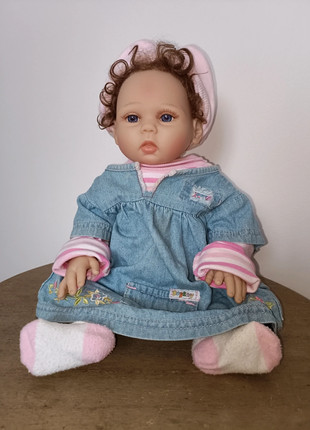Bebé reborn realista boneca com uma camisola azul e calções branco