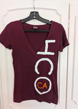 Bordeaux T-Shirt mit V-Ausschnitt – Hollister, Größe S (passt auch M), brand: Hollister, condizioni: Buone, taglia: S / IT 40 / EU 36, €3.00, €3.85 include la Protezione acquisti