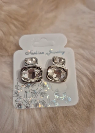 Boucles d’oreilles argentées à strass transparents, état: Neuf sans étiquette, 2,50 €, 3,33 € Protection acheteurs incluse