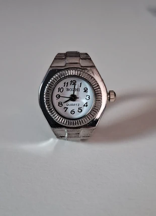 Bague montre ronde argenté avec cadran blanc en acier inoxydable (ajustable), marke: CHROME, zustand: Sehr gut, größe: Größenverstellbar, 8,90 €, 10,05 € inklusive Vinted-Käuferschutz