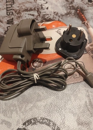 Caricabatterie Nintendo DS Lite USG-002 UK con adattatore europeo, merk: Nintendo, staat: Heel goed, € 10,00, € 11,20 inclusief Kopersbescherming