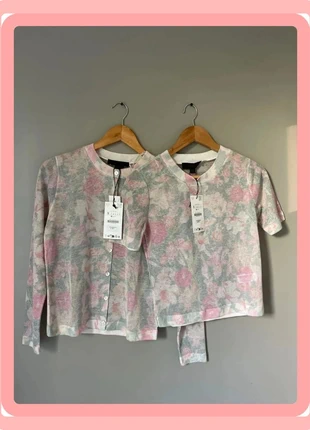 Ensemble Zara – T-shirt & gilet fleuri, marca: Zara, estado: Nuevo con etiquetas, tamaño: S / 36 / 8, 35,00 €, 37,45 € Protección al comprador incluida