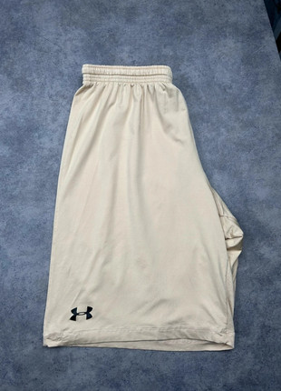 Short Under Armour | Taille L | Couleur Beige, marque: Under Armour, état: Très bon état, taille: L, 10,00 €, 11,20 € Protection acheteurs (Pro) incluse