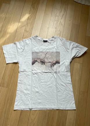 T shirt chapel sixitine, merk: Pull & Bear, staat: Heel goed, maat: S / 36 / 8, € 1,00, € 1,75 inclusief Kopersbescherming