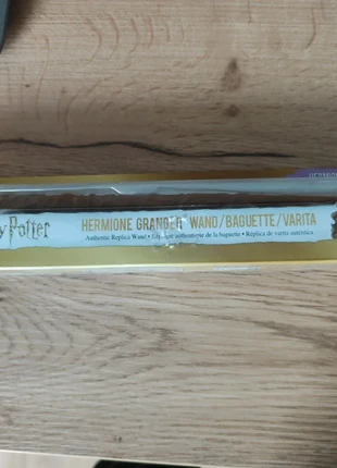 Harry Potter Zauberstab Hermione Granger. Neu, merk: Wizarding world, staat: Nieuw met prijskaartje, maat: 6 jaar / 116 cm, € 6,00, € 7,00 inclusief Kopersbescherming