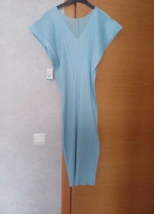 Lichtblauwe Issey Miyake midi dress 3, merk: Pleats Please Issey Miyake, staat: Nieuw met prijskaartje, maat: S / 36 / 8, € 450,00, € 473,20 inclusief Kopersbescherming