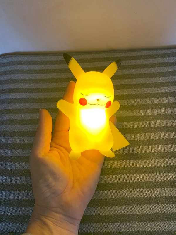 Veilleuse pikachu Pokémon sur le dos