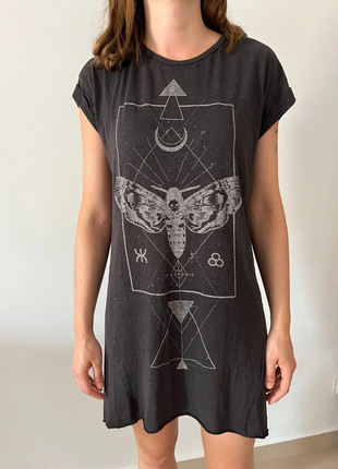 Vestido/Camiseta oversize negra con estampado místico de polilla, marque: H&M, état: Très bon état, taille: XS / 34 / 6, 7,00 €, 8,05 € Protection acheteurs incluse
