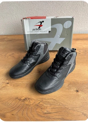 Baskets montantes noir et gris taille 38 – Neuf dans leur boîte d’origine, brand: Action, condition: New with tags, size: 38, €12.00, €13.30 includes Buyer Protection