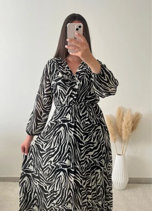 Robe longue motifs zèbre rayures noir et blanc, marke: Boutique Parisienne, zustand: Sehr gut, größe: L / 40 / 12, 26,00 €, 28,00 € beinhaltet Vinted-Käuferschutz Pro