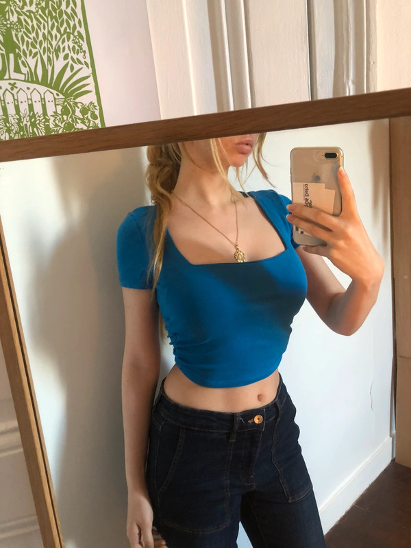 Tee shirt crop top col carré bleu 2