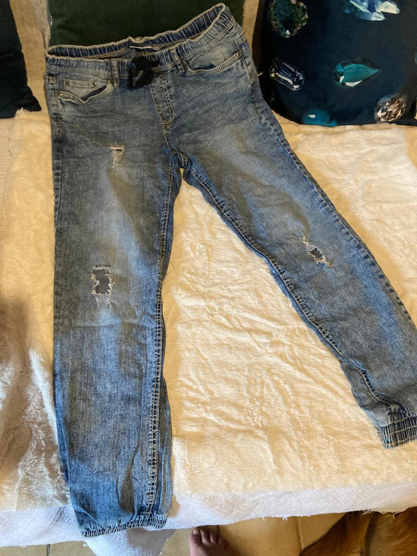 Pantalon jeans à trou 1