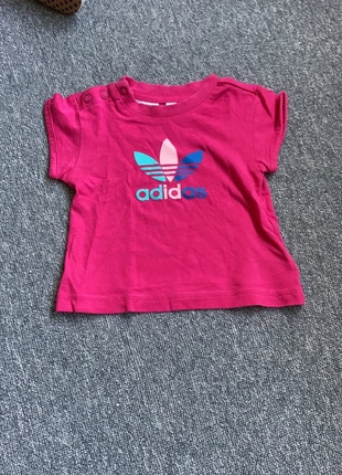Shirtje, merk: adidas, staat: Goed, maat: 1-3 maanden / 56 cm, € 3,00, € 3,85 inclusief Kopersbescherming