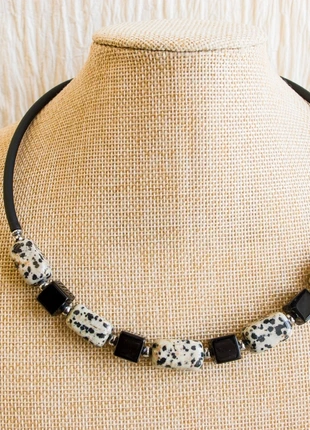 Collana con dalmatite, cubetti di vetro e gomma, marque: Lavorazione Artigiana, état: Neuf avec étiquette, 12,00 €, 13,30 € Protection acheteurs incluse