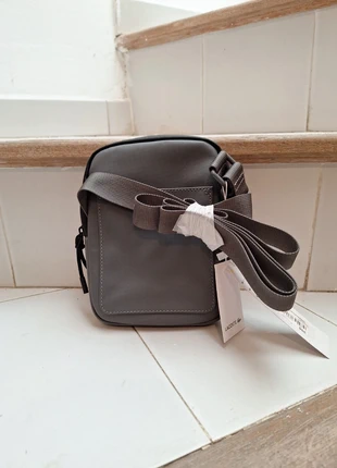Sacoche lacoste flat crossoverbag, marke: Lacoste, zustand: Neu, mit Etikett, 60,00 €, 63,70 € inklusive Vinted-Käuferschutz