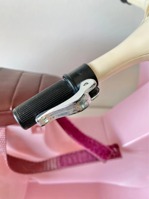 Accessoire poupée Our Generation scooter rose et blanc