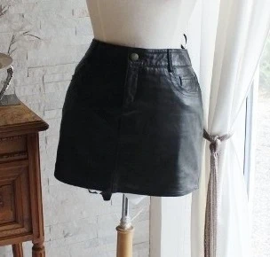 Jupe noire en véritable cuir d'agneau, neuve jamais portée, taille 40, merk: CUIR, staat: Nieuw met prijskaartje, maat: L / 40 / 12, € 94,00, € 99,40 inclusief Kopersbescherming
