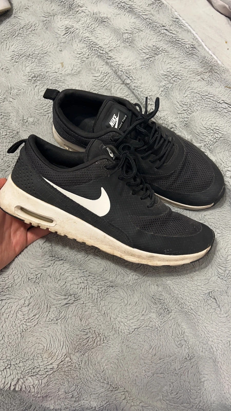 Black and white nike theas deals