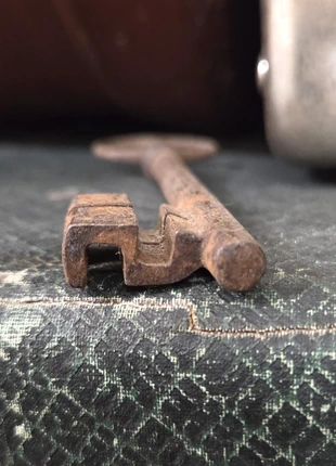 Antique Forged Iron Key – Stepped Rectangular Bit – 13.8 cm – 68 g – Measures below, estado: Muy bueno, 16,00 €, 17,50 € Protección al comprador Pro incluida