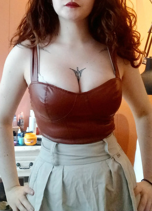 Bustier simili cuir ocre , marque: Shein, état: Neuf sans étiquette, taille: S / 36 / 8, 7,00 €, 8,05 € Protection acheteurs incluse