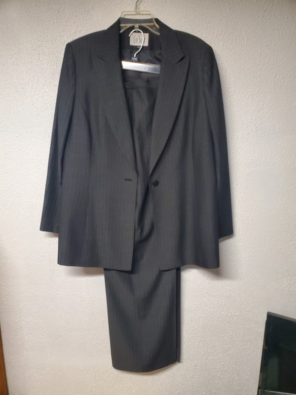 Womens Two Piece Suit - Blazer & Pants - Black Stiped - Le Suit - Size 16 1