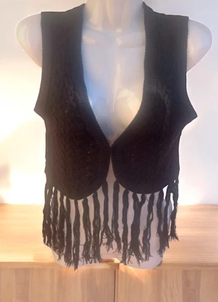 Chaleco negro con flecos de Stradivarius talla M, marca: Stradivarius, estado: Muy bueno, tamaño: M / 38 / 10, 5,00 €, 5,95 € Protección al comprador incluida