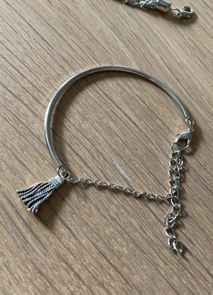 Bracelet rigide avec pompom, marca: Boutique Parisienne, estado: Novo com etiquetas, €10.00, €11.20 inclui Proteção do Comprador