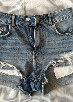 Distressed denim shorts, marca: Bershka, estado: Muy bueno, tamaño: S / 36 / 8, 3,00 €, 3,85 € Protección al comprador incluida